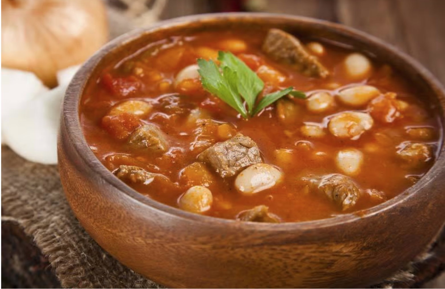 Ensalada de verduras variadas con alubias con carne de ternera.